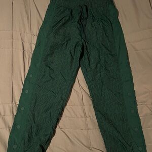 NWT PUMA Stewie Storm Watch
Packable Snap Pants Green Women's
Medium